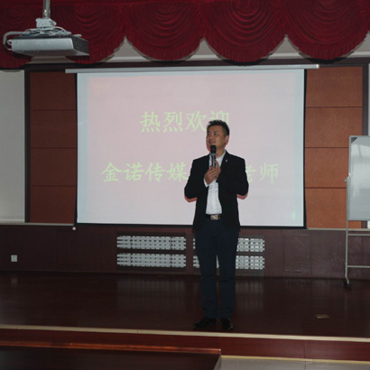 聽國學(xué)講座，習(xí)傳統(tǒng)文化               