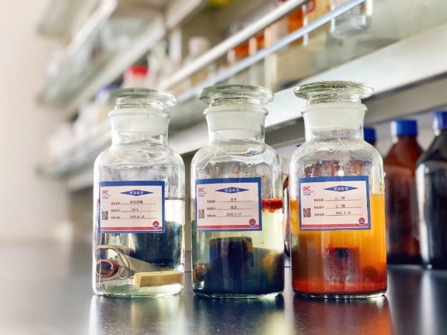 左一：冰河冷媒-4、左二：25%濃度鹽水、左三：30%濃度鹽水