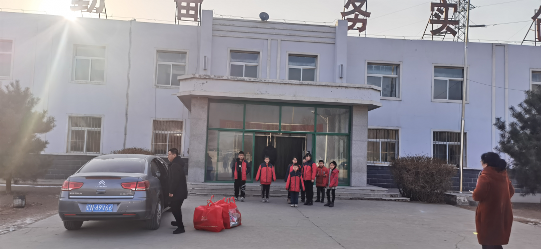 愛心幫扶貧困生，冰河助學(xué)暖人心