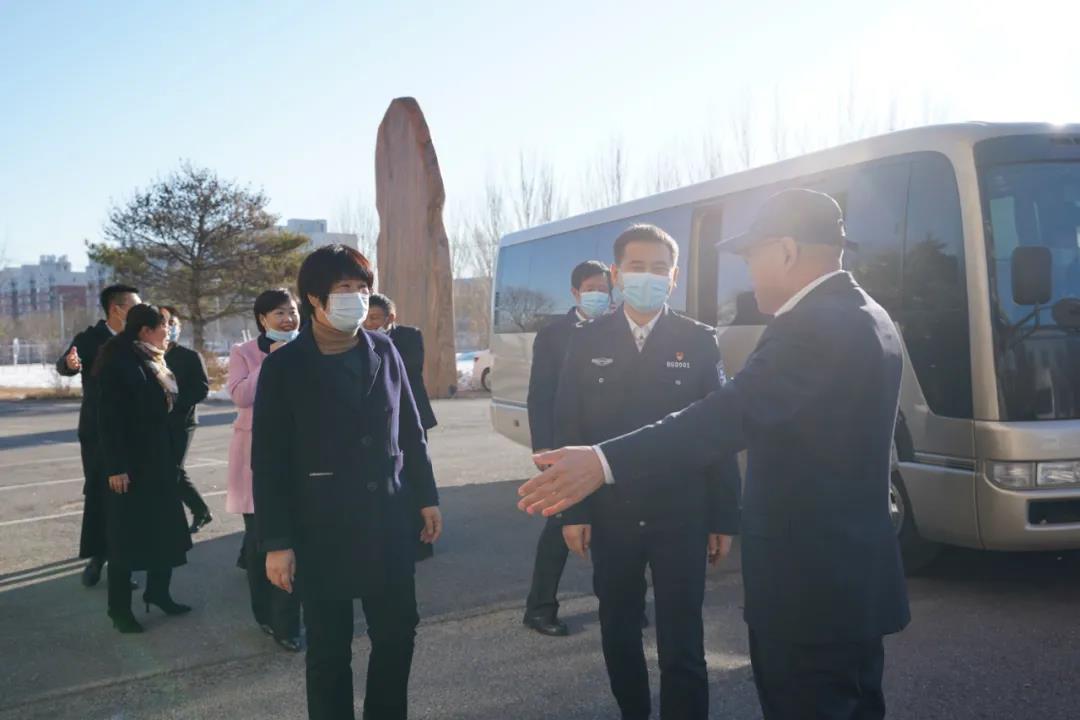 朝陽(yáng)副市長(zhǎng)、市公安局黨委書(shū)記、局長(zhǎng)趙丕顯帶隊(duì)參觀冰河集團(tuán)